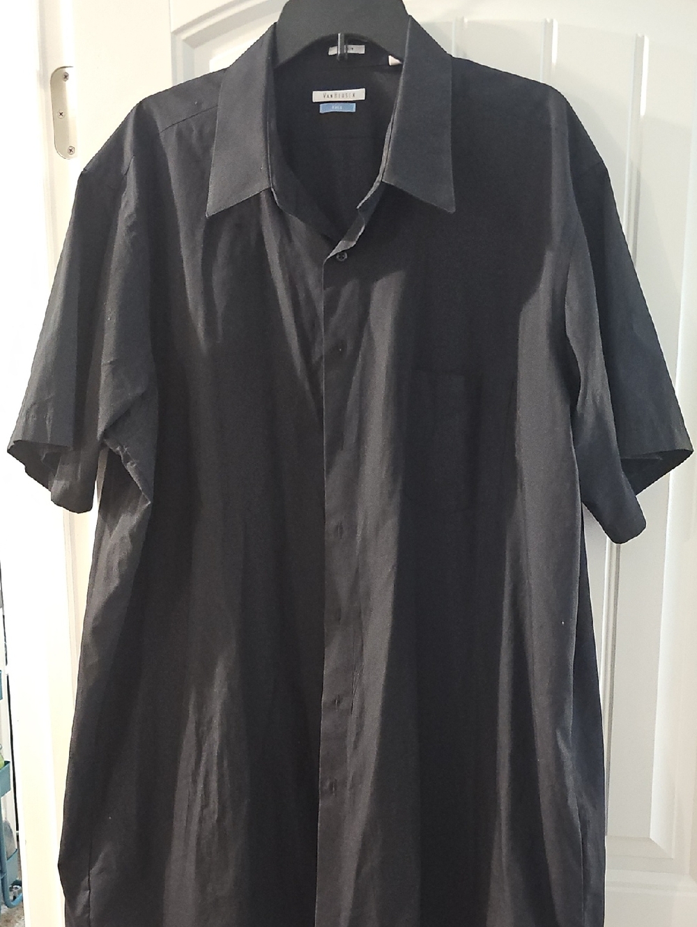 Van Heusen Black Short-Sleeve Button-Down Shirt
